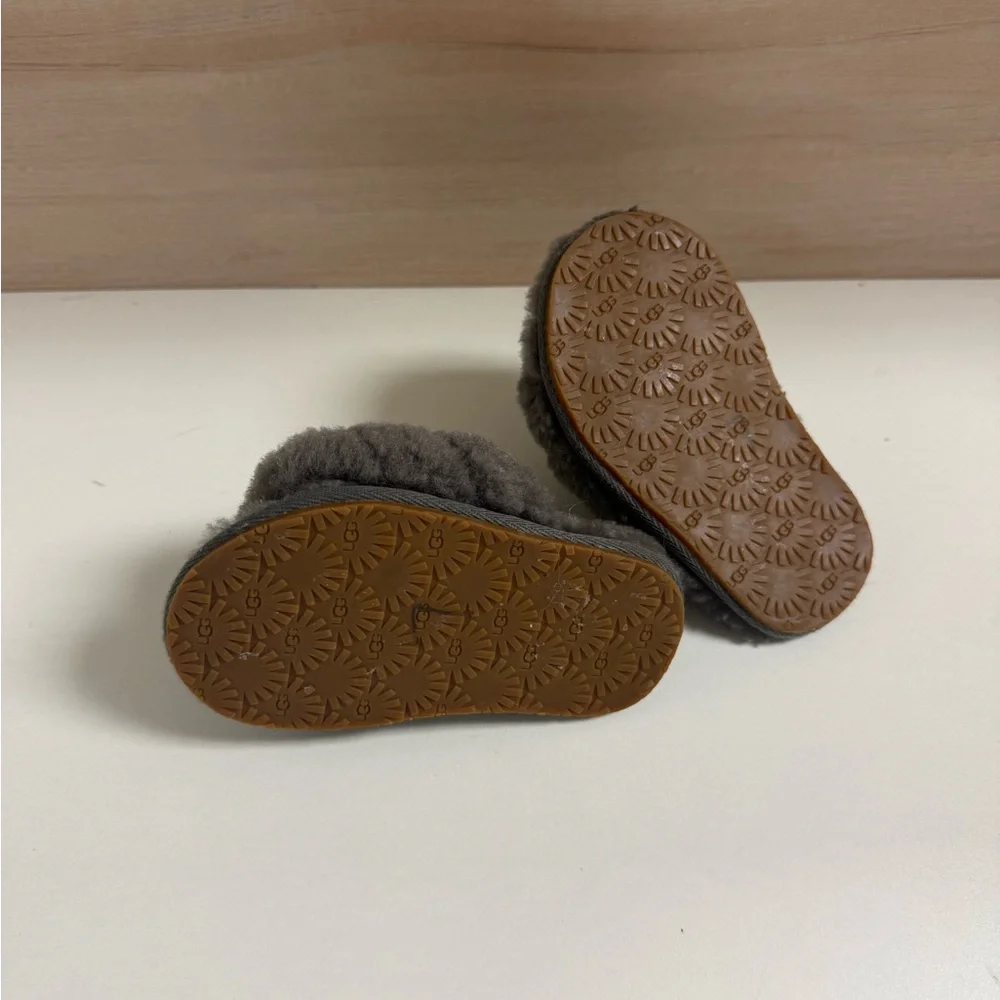 $26 ADD ON Ugg Uggs Gray Fuzzy Slippers 6c‎ Grey Slides Natives Crocs Adidas